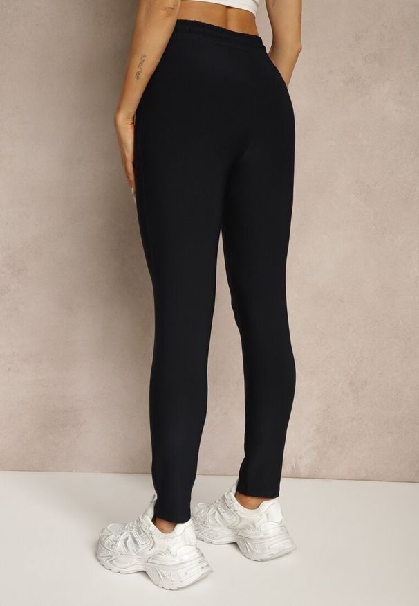 Renee - Granatowe Dopasowane Spodnie High Waist z Gumką i Wiązaniem w Talii Zelpia. Okazja: na co dzień. Stan: podwyższony. Kolor: niebieski. Styl: elegancki, casual