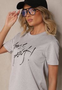Renee - Jasnoszary T-shirt Zdobiony Napisem z Brokatem Tezilea. Okazja: na spacer. Kolor: szary. Materiał: jeans. Wzór: napisy, aplikacja