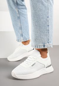 Renee - Białe Sneakersy z Siateczkową Cholewką Saramis. Okazja: na co dzień. Kolor: biały. Materiał: jeans. Szerokość cholewki: normalna #5