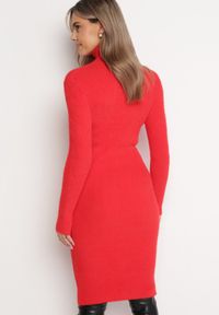 Born2be - Czerwona Sweterkowa Puchata Sukienka Midi z Wełny z Golfem Sebhat. Typ kołnierza: golf. Kolor: czerwony. Materiał: wełna. Długość: midi #3