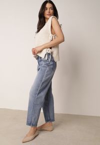 Born2be - Niebieskie Bawełniane Jeansy Mom Fit o Klasycznym Kroju z Wysokim Stanem Esersia. Okazja: do pracy, na co dzień. Stan: podwyższony. Kolor: niebieski. Długość: długie. Styl: klasyczny #1