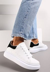 Renee - Biało-Czarne Sznurowane Sneakersy na Grubej Podeszwie Wicky. Kolor: biały