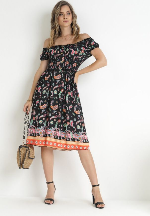 Born2be - Czarna Rozkloszowana Sukienka Bawełniana Hiszpanka we Wzór Paisley Dottia. Typ kołnierza: dekolt hiszpanka. Kolor: czarny. Materiał: bawełna. Wzór: paisley