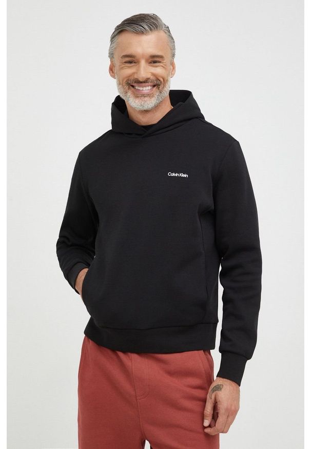Calvin Klein bluza męska kolor czarny z kapturem gładka. Typ kołnierza: kaptur. Kolor: czarny. Materiał: włókno. Wzór: gładki
