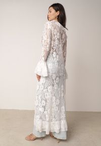 Born2be - Biała Narzutka Plażowa o Fasonie Długiej Sukienki z Koronki Ozdobiona Falbankami Araqiel. Okazja: na plażę. Typ kołnierza: kołnierz z falbankami. Kolor: biały. Materiał: koronka. Wzór: aplikacja, koronka. Sezon: lato. Styl: wakacyjny #3