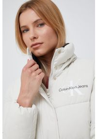 Calvin Klein Jeans kurtka J20J219007.9BYY damska kolor beżowy zimowa. Okazja: na co dzień. Kolor: beżowy. Materiał: poliester, włókno, materiał. Wzór: gładki. Sezon: zima. Styl: casual #3