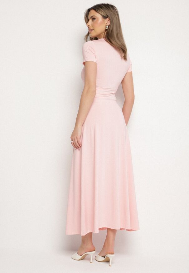 Born2be - Różowa Sukienka o Taliowanym Kroju z Krótkim Rękawem Liravise. Okazja: na co dzień. Kolor: różowy. Długość rękawa: krótki rękaw. Sezon: wiosna, lato. Typ sukienki: rozkloszowane. Styl: casual, elegancki, klasyczny