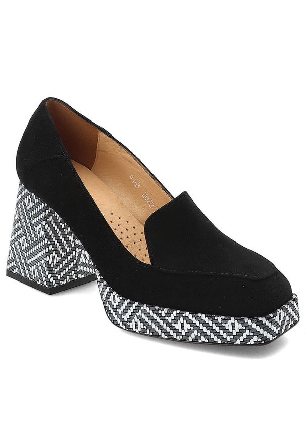 Czarne Półbuty Armodo Damskie Eleganckie Buty. Okazja: na randkę. Zapięcie: bez zapięcia. Kolor: czarny. Szerokość cholewki: normalna. Wzór: geometria. Materiał: zamsz, skóra. Sezon: wiosna. Obcas: na słupku, na obcasie. Styl: elegancki. Wysokość obcasa: średni