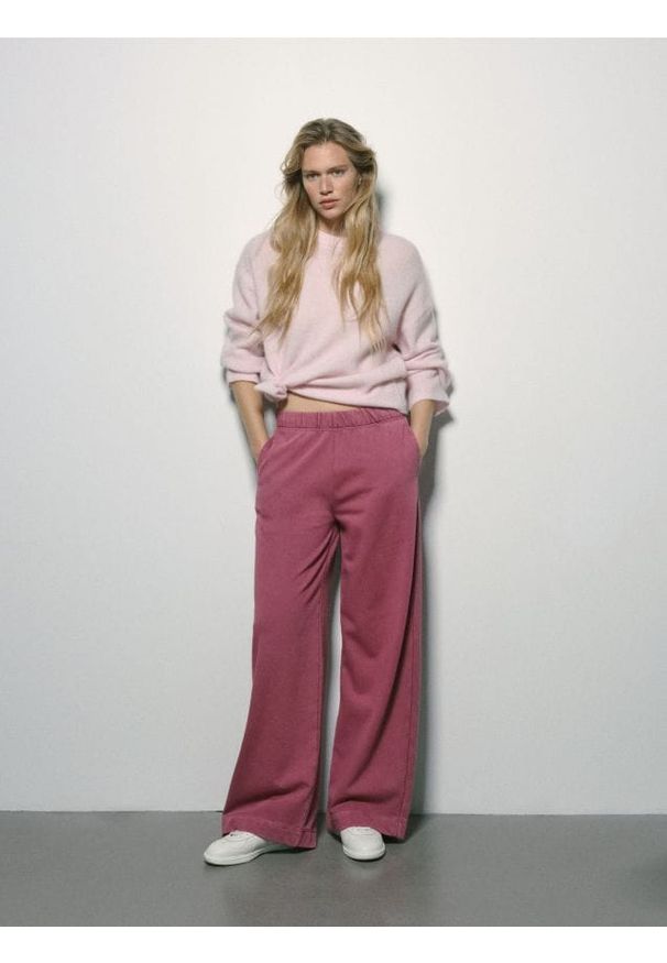 Reserved - Spodnie dresowe z bawełną - jasnofioletowy. Kolor: fioletowy. Materiał: bawełna, dresówka