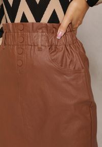 Renee - Brązowa Spódnica z Ekoskóry z Ozdobnie Marszczoną Talią Selja. Okazja: na co dzień. Kolor: brązowy. Styl: elegancki, casual, klasyczny
