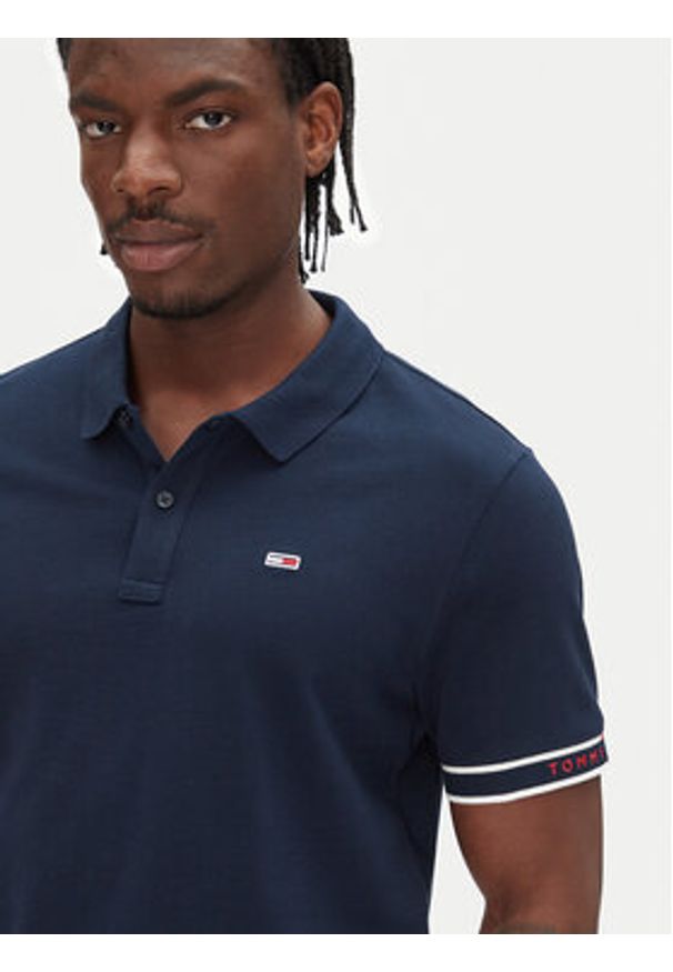 Tommy Jeans Polo Flag Cuff DM0DM21306 Granatowy Slim Fit. Typ kołnierza: polo. Kolor: niebieski. Materiał: bawełna