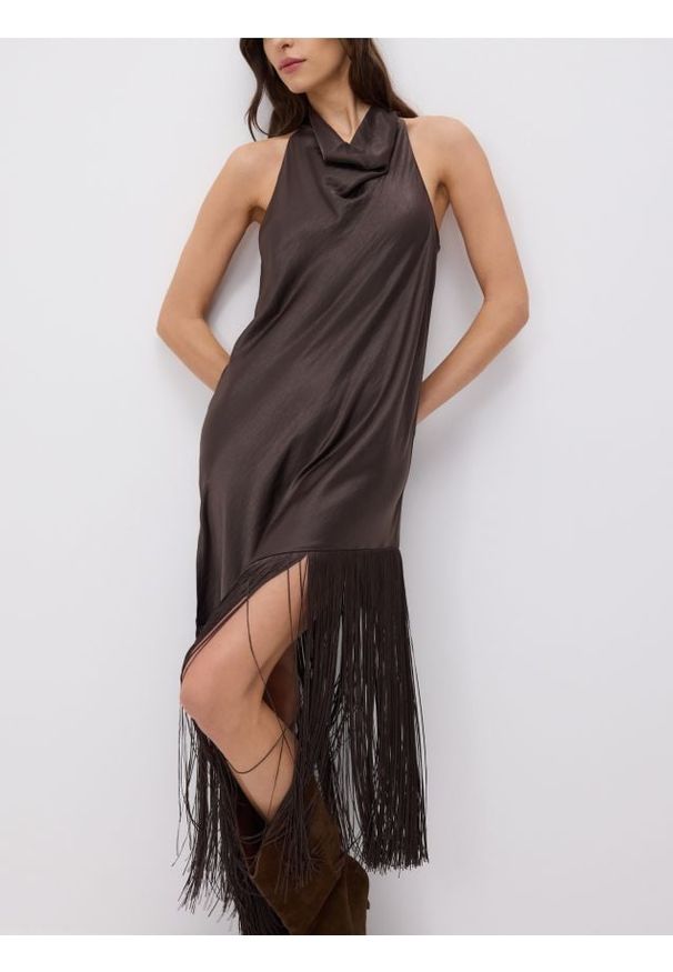 Reserved - Sukienka z frędzlami - ciemnobrązowy. Kolor: brązowy. Materiał: tkanina, wiskoza. Wzór: gładki. Typ sukienki: proste