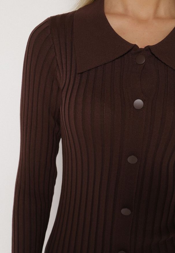 Born2be - Brązowa Wiskozowa Sukienka Sweterkowa z Guzikami i Kołnierzykiem Delarria. Okazja: na co dzień. Kolor: brązowy. Materiał: wiskoza. Styl: casual, elegancki, klasyczny. Długość: midi