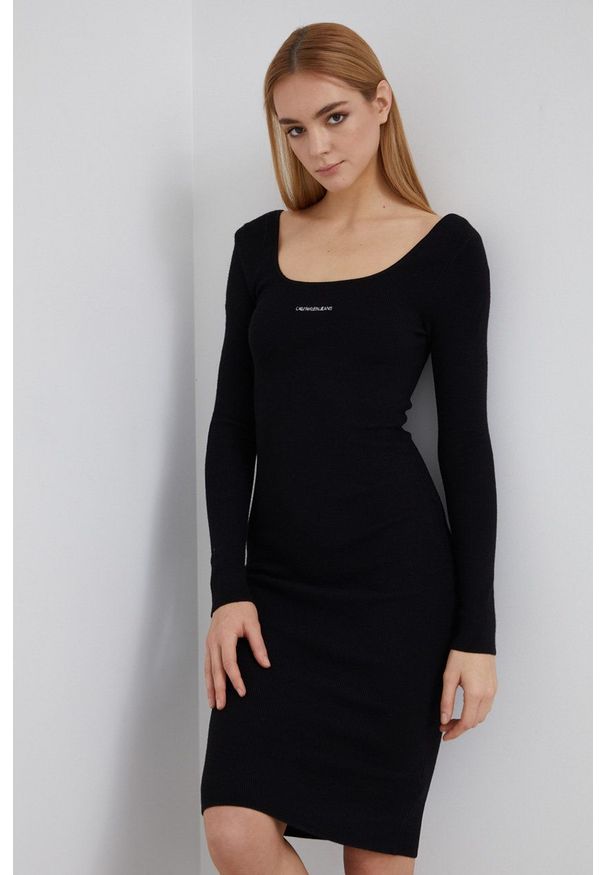 Calvin Klein Jeans Sukienka kolor czarny mini dopasowana. Kolor: czarny. Materiał: dzianina. Długość rękawa: długi rękaw. Wzór: gładki. Typ sukienki: dopasowane. Długość: mini