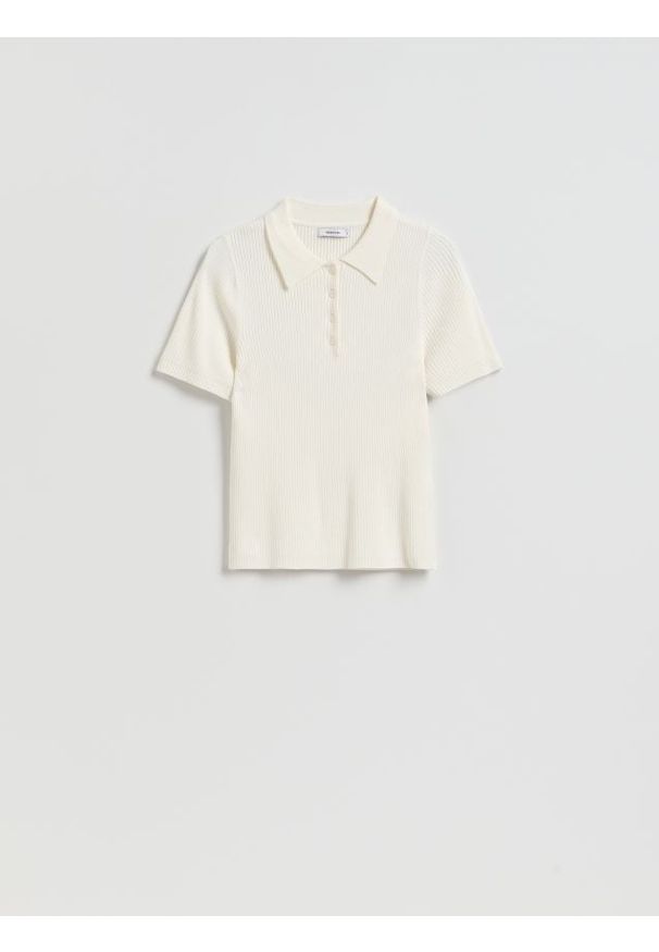 Reserved - T-shirt z kołnierzykiem - złamana biel. Materiał: dzianina, wiskoza