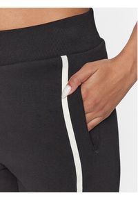 Guess Spodnie dresowe V3BB03 K9Z21 Czarny Regular Fit. Kolor: czarny. Materiał: bawełna, syntetyk #4