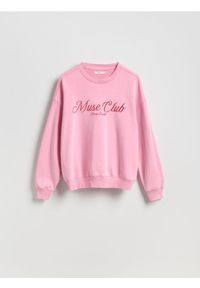 Reserved - Bluza z haftowanym napisem - pastelowy róż. Kolor: różowy. Materiał: bawełna. Wzór: napisy, haft