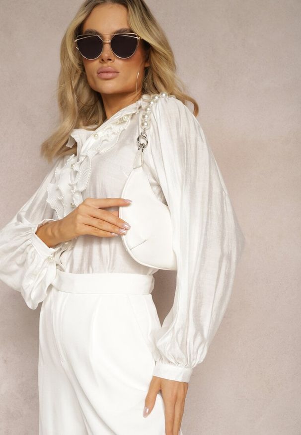 Renee - Biała Koszula w Stylu Vintage Ozdobiona Falbankami z Perełkami z Przodu Calipso. Typ kołnierza: kołnierz z falbankami. Kolor: biały. Wzór: aplikacja. Styl: vintage