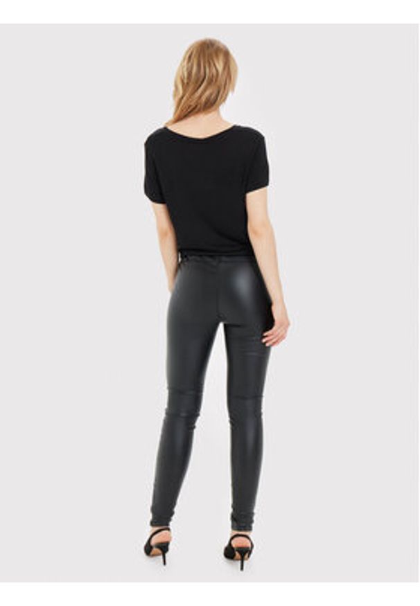 Kaffe Spodnie z imitacji skóry Ada Coated 10501626 Czarny Slim Fit. Kolor: czarny. Materiał: wiskoza