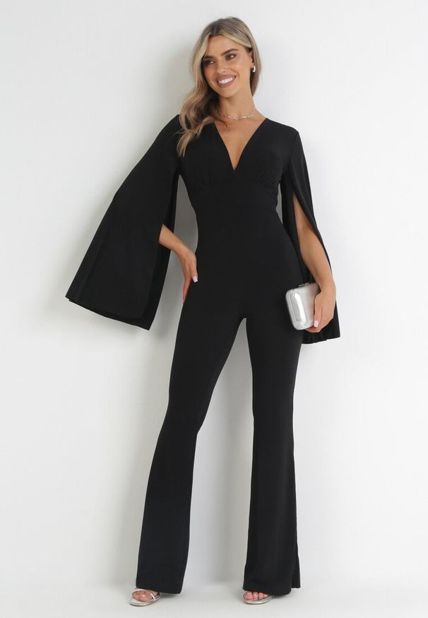 Born2be - Czarny Długi Kombinezon z Szerokimi Rękawami i Odkrytymi Plecami Dasima. Okazja: na imprezę. Kolor: czarny. Długość: długie. Styl: elegancki, klasyczny