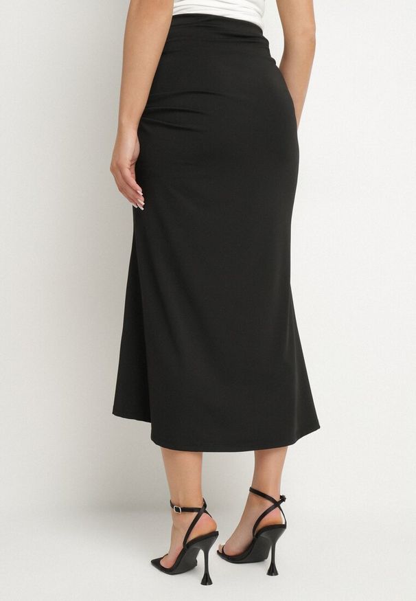 Born2be - Czarna Spódnica z Wiskozą i Wysokim Stanem Ozdobiona Wiązaniem i Marszczeniem Tefaina. Okazja: na co dzień. Stan: podwyższony. Kolor: czarny. Materiał: wiskoza. Wzór: aplikacja. Styl: casual
