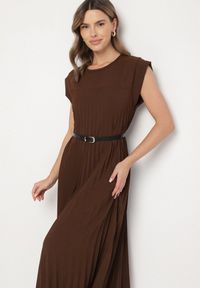 Born2be - Brązowa Plisowana Sukienka Mavence. Okazja: na co dzień. Kolor: brązowy. Wzór: nadruk. Styl: klasyczny, casual #5