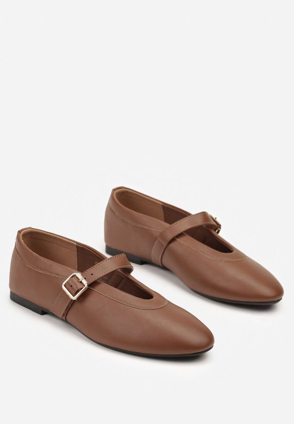 Born2be - Brązowe Balerinki Vices ze Skórzaną Wkładką i Paskiem ze Sprzączką Coplenda. Okazja: na co dzień, do pracy, na spotkanie biznesowe. Zapięcie: pasek. Kolor: brązowy. Materiał: skóra. Obcas: na obcasie. Styl: biznesowy, casual, elegancki. Wysokość obcasa: średni