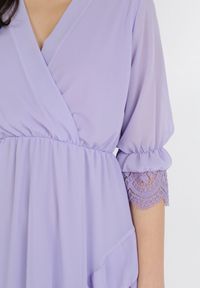 Born2be - Liliowa Sukienka Nethyphise. Kolor: fioletowy. Materiał: koronka. Wzór: aplikacja, koronka. Typ sukienki: kopertowe. Długość: mini #4