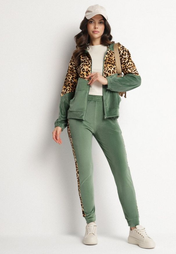 Born2be - Zielony Welurowy Komplet Dresowy ze Zdobieniami w Panterkę Bluza i Spodnie Koriaressa. Kolor: zielony. Materiał: dresówka, welur. Wzór: aplikacja, motyw zwierzęcy. Sport: turystyka piesza
