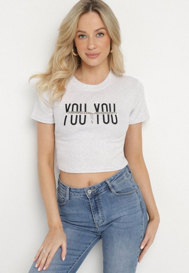 Born2be - Jasnoszary Bawełniany T-shirt z Napisem i Łańcuchem Olimelia. Kolor: szary. Materiał: bawełna. Wzór: napisy