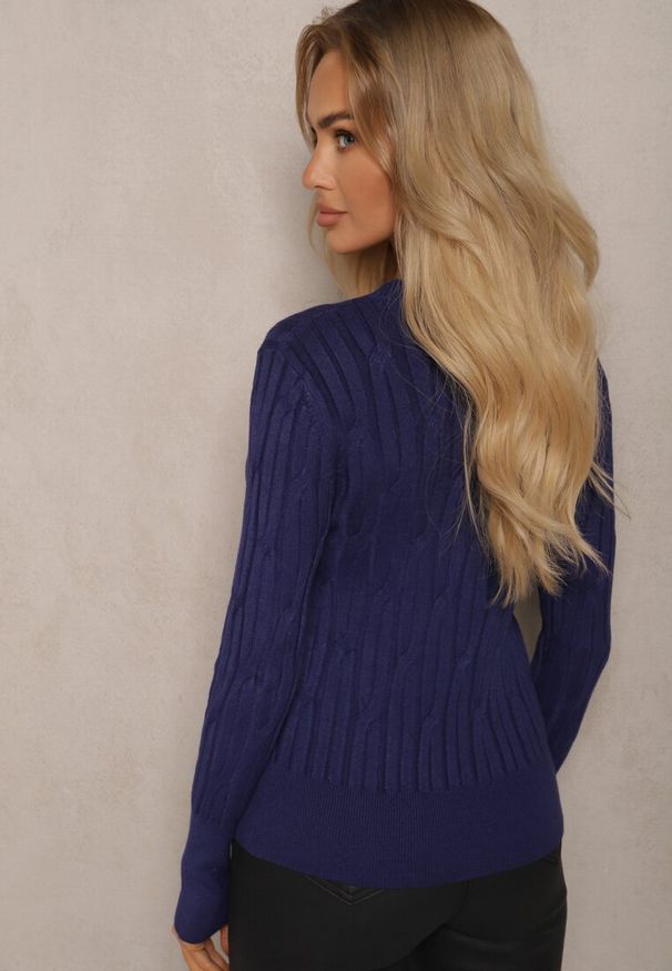 Renee - Granatowy Sweter z Wiskozą i Ozdobnym Splotem Saviana. Okazja: na co dzień. Kolor: niebieski. Materiał: wiskoza. Długość rękawa: długi rękaw. Długość: długie. Wzór: ze splotem. Styl: elegancki, casual