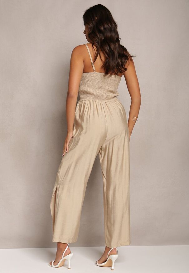 Renee - Beżowy Długi Kombinezon z Szerokimi Nogawkami na Cienkich Ramiączkach Jemanne. Kolor: beżowy. Materiał: tkanina. Długość rękawa: na ramiączkach. Długość: długie. Wzór: jednolity, gładki