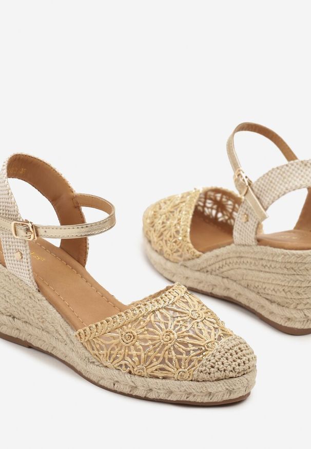 Renee - Złote Sandały Vices na Plecionym Koturnie w Stylu Boho Lisalia. Okazja: na co dzień. Nosek buta: otwarty. Zapięcie: sprzączka. Kolor: złoty. Wzór: aplikacja. Obcas: na koturnie. Styl: boho