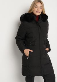Born2be - Czarna Pikowana Kurtka z Kapturem z Futrem i Paskiem w Talii Acendria. Okazja: na co dzień. Typ kołnierza: kaptur. Kolekcja: plus size. Kolor: czarny. Materiał: futro. Styl: casual, klasyczny #6