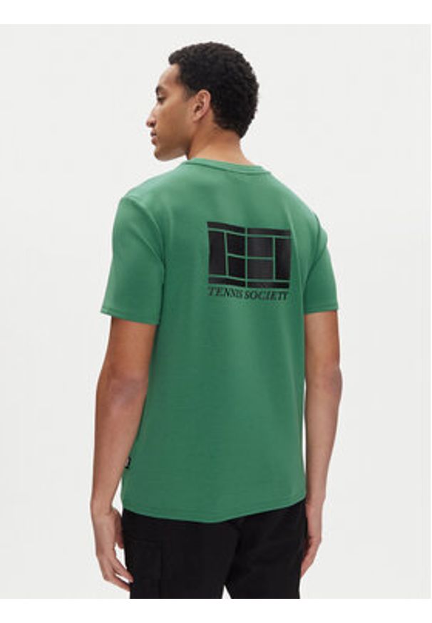 Fila T-Shirt Lennik FAM0883 Zielony Regular Fit. Kolor: zielony. Materiał: syntetyk