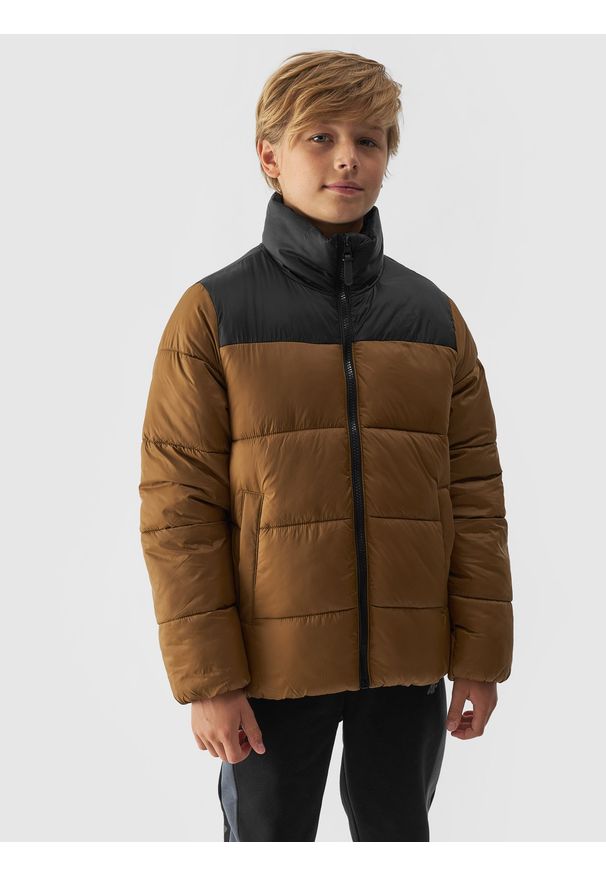 4f - 4F Kurtka puchowa z wypełnieniem syntetycznym chłopięca - brązowa 122 (6-7 lat). Okazja: na co dzień. Typ kołnierza: kołnierzyk stójkowy. Kolor: brązowy. Materiał: syntetyk, puch. Długość: długie. Wzór: gładki. Sezon: lato. Styl: klasyczny, casual, sportowy