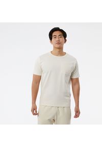 Koszulka męska New Balance MT23567GIE – beżowa. Kolor: beżowy. Materiał: materiał, bawełna. Wzór: napisy