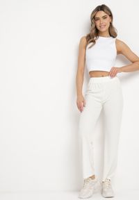 Born2be - Białe Prążkowane Spodnie Szerokie z Gumką w Pasie Drasia. Kolor: biały. Materiał: prążkowany #3