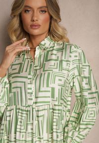 Renee - Zielona Rozkloszowana Sukienka z Wiskozą w Geometryczny Print Apirestia. Okazja: na co dzień, na spacer. Typ kołnierza: dekolt w kształcie V. Kolor: zielony. Materiał: wiskoza. Wzór: geometria, nadruk. Typ sukienki: proste. Styl: elegancki, casual