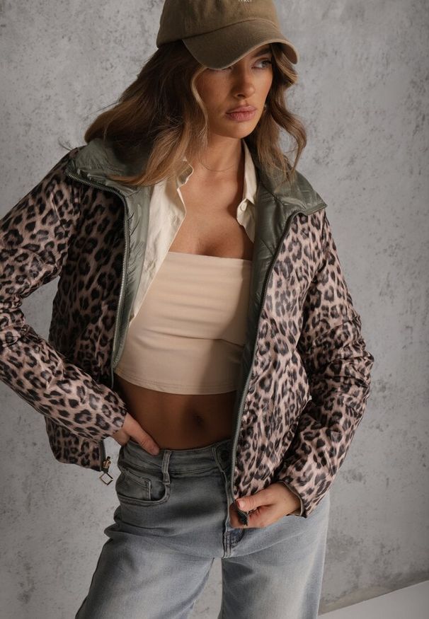 Renee - Zielona Pikowana Kurtka Dwustronna z Motywem Panterki i Naszywką Damike. Kolor: zielony. Wzór: motyw zwierzęcy, aplikacja. Sezon: wiosna