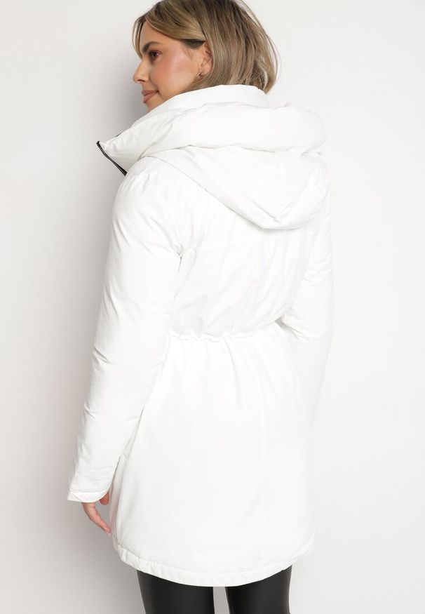 Born2be - Biała Kurtka Parka z Kapturem Ściągana w Pasie Semielin. Okazja: na co dzień, na spacer. Typ kołnierza: kaptur. Kolor: biały. Styl: elegancki, casual