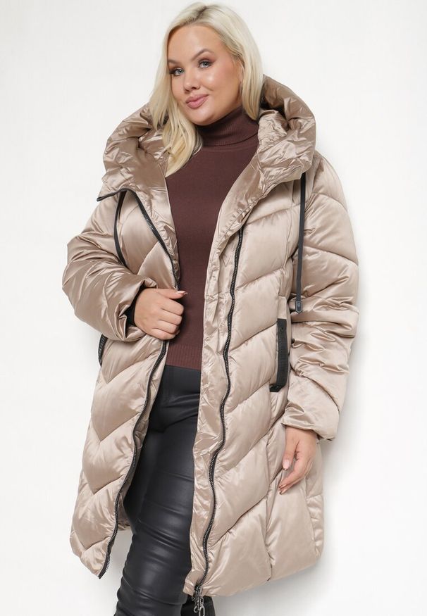 Born2be - Ciemnobeżowa Pikowana Kurtka z Kapturem i Kieszeniami na Napy Inasia. Okazja: na co dzień. Typ kołnierza: kaptur. Kolor: beżowy. Materiał: jeans. Styl: casual, elegancki