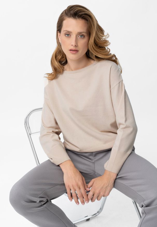 Volcano - Gładki, luźny sweter S-MARI. Okazja: na co dzień. Kolor: kremowy. Materiał: wiskoza, poliester, materiał, dzianina, poliamid, prążkowany, jeans. Wzór: gładki. Styl: casual, elegancki, klasyczny