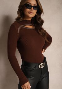 Renee - Brązowy Prążkowany Golf z Dekoltem Ozdobionym Cyrkoniami i Wycięciem Meriannes. Okazja: na co dzień. Typ kołnierza: golf. Kolor: brązowy. Materiał: prążkowany. Wzór: aplikacja. Styl: casual, elegancki #4