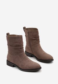 Renee - Ciemnobeżowe Botki z Marszczoną Cholewką do Kostki Ilomira. Kolor: beżowy. Materiał: zamsz, jeans. Szerokość cholewki: normalna. Styl: boho #7