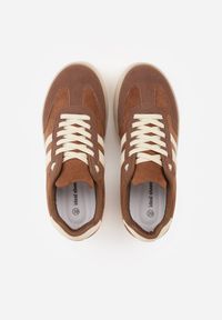 Renee - Brązowe Sneakersy na Platformie w Stylu Tenisówek Ozdobione Paskami Ladia. Okazja: na co dzień. Zapięcie: pasek. Kolor: brązowy. Materiał: jeans. Wzór: aplikacja. Sezon: wiosna. Obcas: na platformie #8