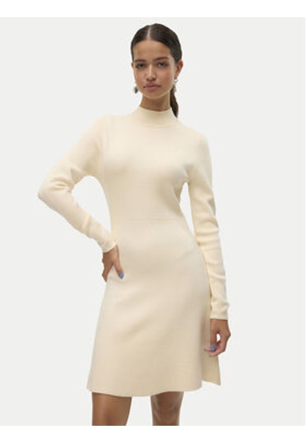 Vero Moda Sukienka dzianinowa Gold 10311379 Écru Regular Fit. Materiał: syntetyk, wiskoza