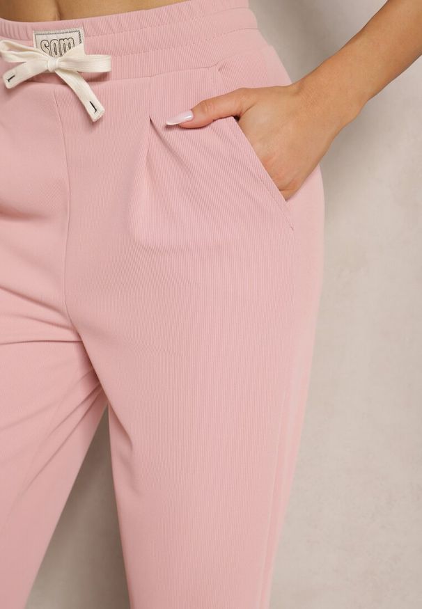 Renee - Różowe Spodnie High Waist z Prostą Nogawką i Gumką w Pasie Fadesa. Okazja: na co dzień. Stan: podwyższony. Kolor: różowy. Styl: casual