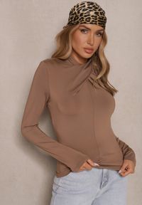 Renee - Jasnobrązowa Bluzka z Marszczeniem Przy Zabudowanym Dekolcie Nivana. Okazja: na co dzień. Kolor: brązowy. Materiał: jeans, wiskoza. Styl: klasyczny, elegancki, casual #4