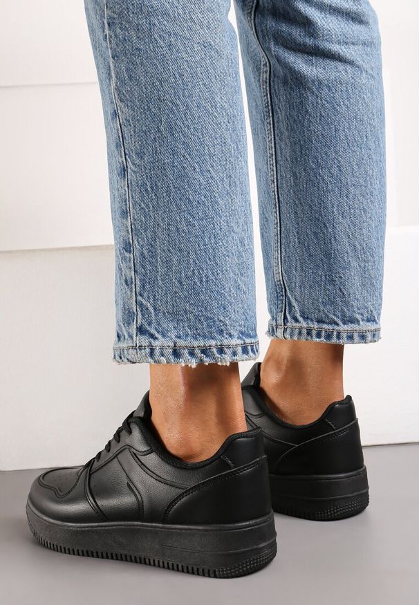 Renee - Czarne Sznurowane Sneakersy z Ekoskóry na Grubej Podeszwie z Drobną Perforacją Loeda. Okazja: na co dzień. Kolor: czarny